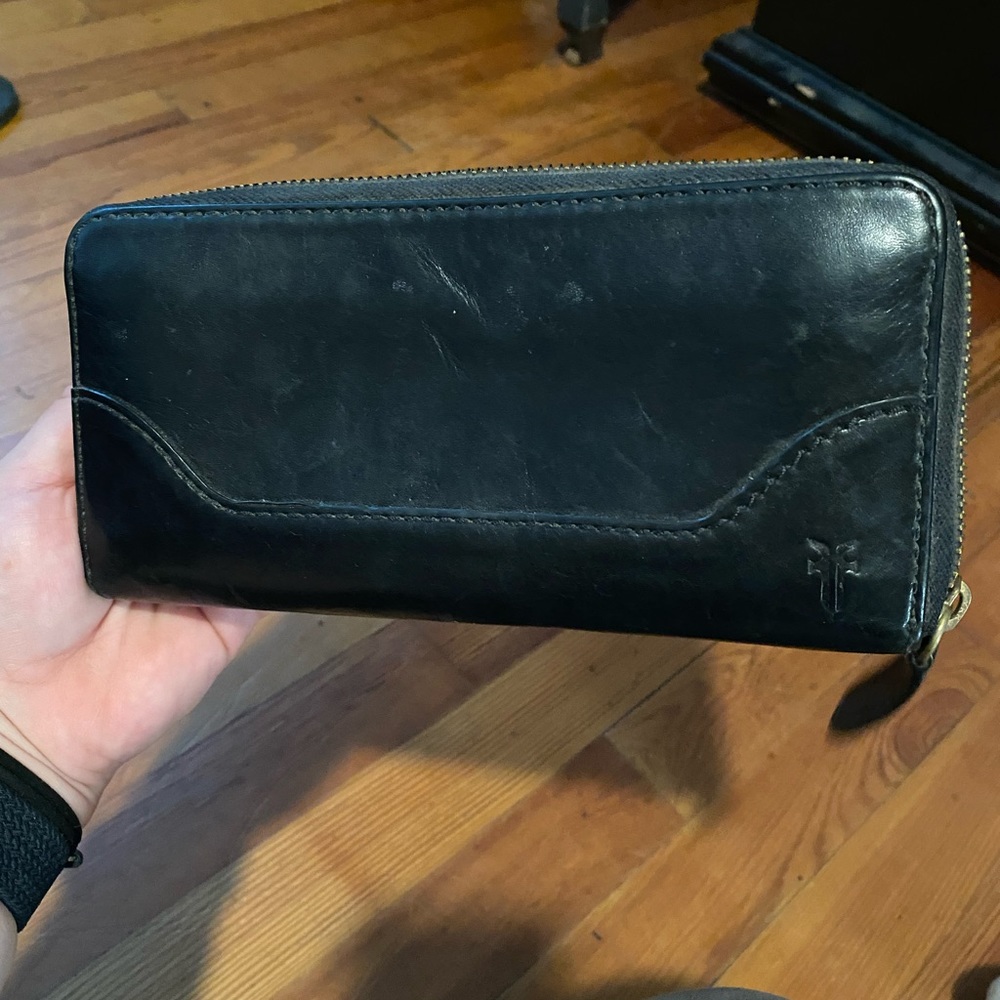 FRYE AND CO black authentic leather zip up wallet